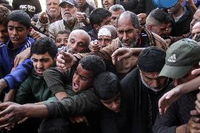 Palestinians Flock For Food - Gaza