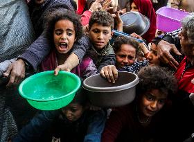 Palestinians Flock For Food - Gaza