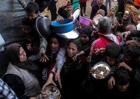 Palestinians Flock For Food - Gaza