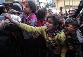 Palestinians Flock For Food - Gaza