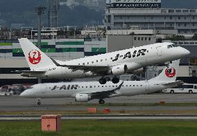 Airplanes taking off and landing at Itami Airport (Osaka International Airport)