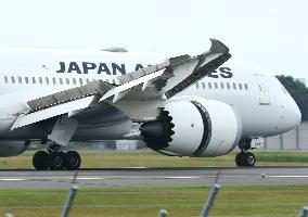 Airplanes taking off and landing at Itami Airport (Osaka International Airport)