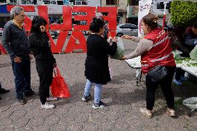 Merchants In Mexico City Are Busy Selling Their Products On Christmas Eve