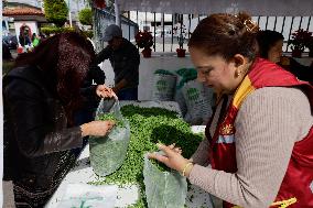 Merchants In Mexico City Are Busy Selling Their Products On Christmas Eve