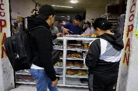 Merchants In Mexico City Are Busy Selling Their Products On Christmas Eve