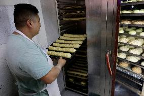 Merchants In Mexico City Are Busy Selling Their Products On Christmas Eve