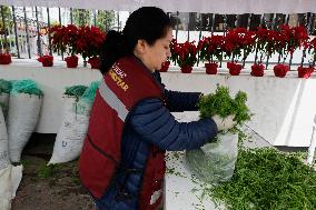 Merchants In Mexico City Are Busy Selling Their Products On Christmas Eve