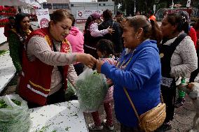 Merchants In Mexico City Are Busy Selling Their Products On Christmas Eve