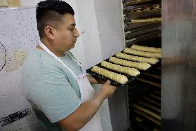 Merchants In Mexico City Are Busy Selling Their Products On Christmas Eve