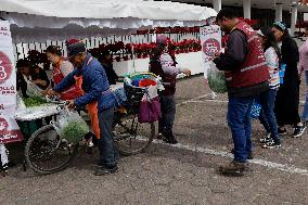 Merchants In Mexico City Are Busy Selling Their Products On Christmas Eve