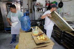 Merchants In Mexico City Are Busy Selling Their Products On Christmas Eve