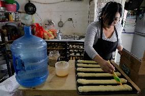 Merchants In Mexico City Are Busy Selling Their Products On Christmas Eve