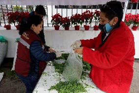 Merchants In Mexico City Are Busy Selling Their Products On Christmas Eve