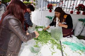 Merchants In Mexico City Are Busy Selling Their Products On Christmas Eve