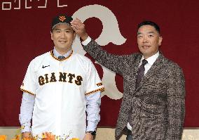 Baseball: Ex-Yankees ace Tanaka joins Giants