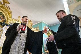 Zaporizhzhia police officers deliver Peace Light of Bethlehem to colleagues in frontline territories