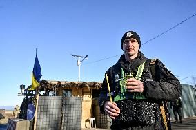 Zaporizhzhia police officers deliver Peace Light of Bethlehem to colleagues in frontline territories