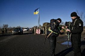 Zaporizhzhia police officers deliver Peace Light of Bethlehem to colleagues in frontline territories