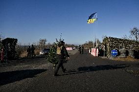 Zaporizhzhia police officers deliver Peace Light of Bethlehem to colleagues in frontline territories