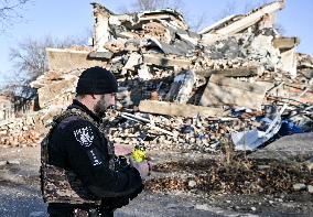 Zaporizhzhia police officers deliver Peace Light of Bethlehem to colleagues in frontline territories