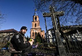 Zaporizhzhia police officers deliver Peace Light of Bethlehem to colleagues in frontline territories