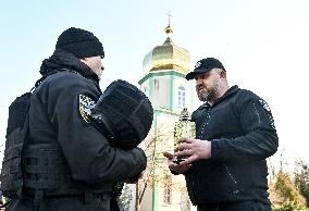 Zaporizhzhia police officers deliver Peace Light of Bethlehem to colleagues in frontline territories