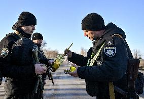 Zaporizhzhia police officers deliver Peace Light of Bethlehem to colleagues in frontline territories