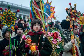 Ukrainians Sing Christmas Carols And Carry Decorated Stars Of Bethlehem As They Mark Christmas In Downtown Kyiv