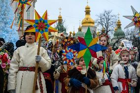 Ukrainians Sing Christmas Carols And Carry Decorated Stars Of Bethlehem As They Mark Christmas In Downtown Kyiv