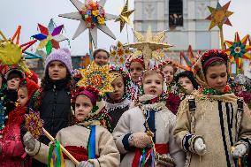 Ukrainians Sing Christmas Carols And Carry Decorated Stars Of Bethlehem As They Mark Christmas In Downtown Kyiv