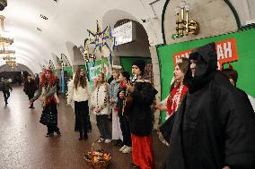 Pupils sing carols in Kyiv