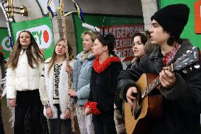 Pupils sing carols in Kyiv