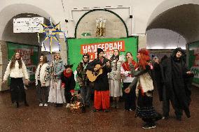 Pupils sing carols in Kyiv