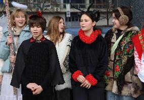 Pupils sing carols in Kyiv