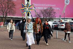 Pupils sing carols in Kyiv