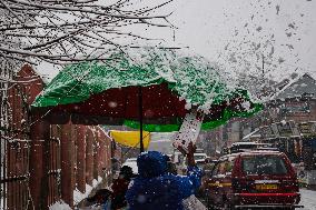 Heavy Snowfall In Kashmir