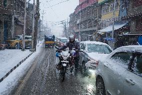 Seasons First Snowfall After Prolonged Dry Spell In Kashmir