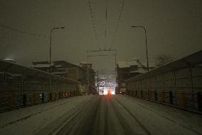 Seasons First Snowfall After Prolonged Dry Spell In Kashmir