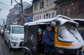 Seasons First Snowfall After Prolonged Dry Spell In Kashmir