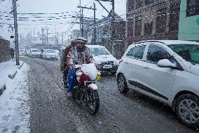 Seasons First Snowfall After Prolonged Dry Spell In Kashmir