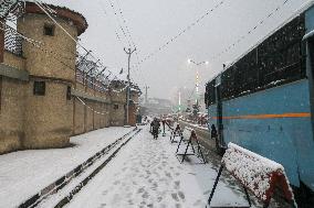 Seasons First Snowfall After Prolonged Dry Spell In Kashmir