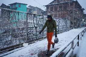 Seasons First Snowfall After Prolonged Dry Spell In Kashmir