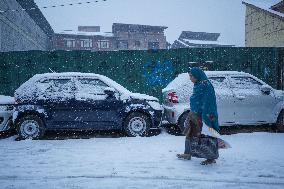 Seasons First Snowfall After Prolonged Dry Spell In Kashmir