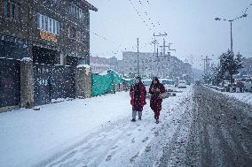 Seasons First Snowfall After Prolonged Dry Spell In Kashmir