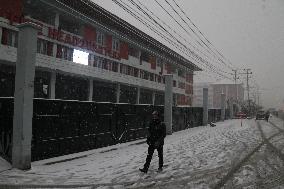 Seasons First Snowfall After Prolonged Dry Spell In Kashmir