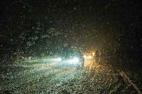 Seasons First Snowfall After Prolonged Dry Spell In Kashmir