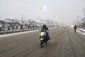 Seasons First Snowfall After Prolonged Dry Spell In Kashmir