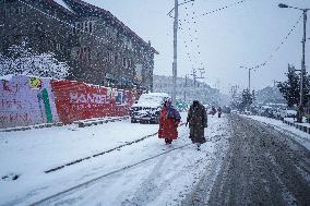 Seasons First Snowfall After Prolonged Dry Spell In Kashmir