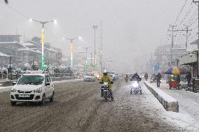 Seasons First Snowfall After Prolonged Dry Spell In Kashmir