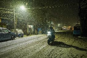 Seasons First Snowfall After Prolonged Dry Spell In Kashmir